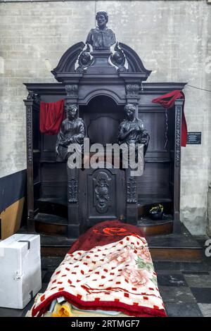 Letto dei senzatetto nella chiesa cattolica beghinage, Bruxelles, Belgio. Foto Stock