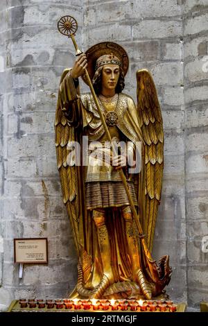 Cattedrale di Saints Michael & Gudule, Bruxelles, Belgio. Statua di San Michele che uccide un drago Foto Stock
