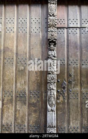 Chiesa di San Giovanni di Doperkerk nel grande beghinaggio di Lovanio, Belgio. Scarichi delle portiere Foto Stock