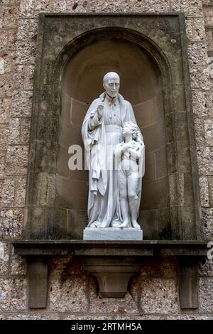 Statua nel monastero di Montserrat, Catalogna, Spagna: San Giuseppe Calasanzio Foto Stock