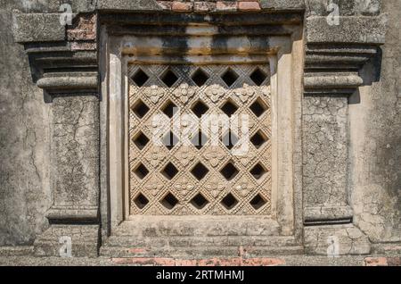 Finestra decorativa di stucco in Ape Yadana Phaya, Bagan, Myanmar. Foto Stock