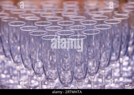 Bicchieri di champagne vuoti su un tavolo per il buffet. Francia. Foto Stock