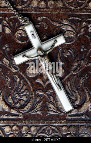 Vecchia Bibbia e rosario cattolico. Simbolo religioso. Foto Stock