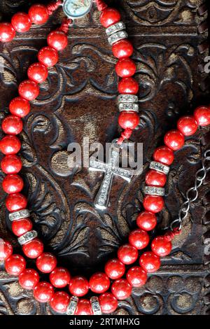 Vecchia Bibbia e rosario cattolico. Simbolo religioso. Foto Stock