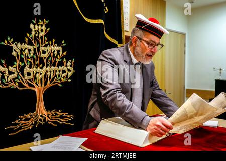 Celebrazione del Purim nella sinagoga di Beth Yaacov, Parigi, Francia. Rabbi Gabriel Farhi che legge EstherÕs rotolo Foto Stock