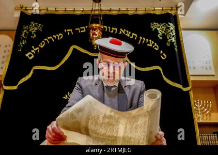 Celebrazione del Purim nella sinagoga di Beth Yaacov, Parigi, Francia. Rabbi Gabriel Farhi che legge EstherÕs rotolo Foto Stock