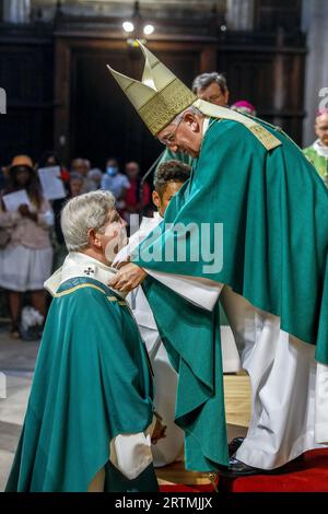 Messe d’Imposition du pallium à Mons. Laurent Ulrich, Archevêque métropolitain de Paris par Mons. Celestino migliore, nonce apostolique, en l’église Saint Foto Stock