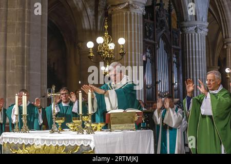 Messe d’Imposition du pallium à Mons. Laurent Ulrich, Archevêque métropolitain de Paris par Mons. Celestino migliore, nonce apostolique, en l’église Saint Foto Stock