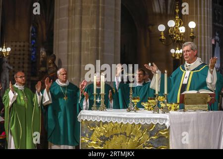 Messe d’Imposition du pallium à Mons. Laurent Ulrich, Archevêque métropolitain de Paris en l’église Saint-Germain l’Auxerrois, Parigi, Francia Foto Stock