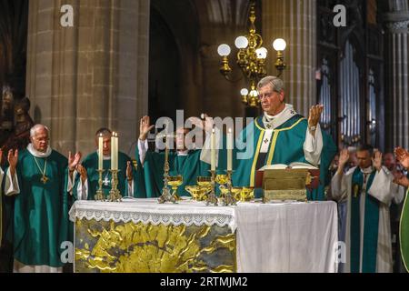 Messe d’Imposition du pallium à Mons. Laurent Ulrich, Archevêque métropolitain de Paris en l’église Saint-Germain l’Auxerrois, Parigi, Francia Foto Stock