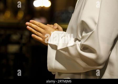 Messe en l’église Saint-Germain l’Auxerrois, Parigi, Francia. Mains d’un séminariste Foto Stock