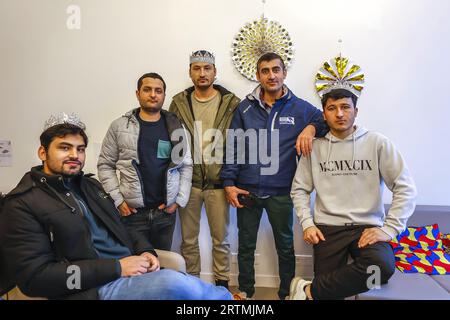 Tradizionale celebrazione dell'Epifania con i migranti a la Maison Bakhita, Parigi, Francia Foto Stock