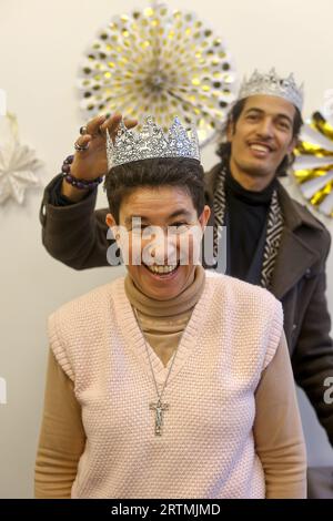 Tradizionale celebrazione dell'Epifania a la Maison Bakhita, Parigi, Francia. Migrante tunisino e suora brasiliana Foto Stock