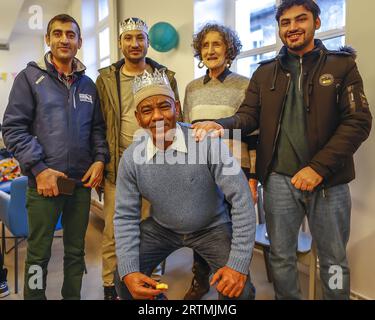 Tradizionale celebrazione dell'Epifania a la Maison Bakhita, Parigi, Francia. Migranti e volontari Foto Stock