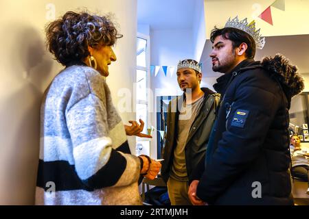 Tradizionale celebrazione dell'Epifania a la Maison Bakhita, Parigi, Francia. Migranti e volontari Foto Stock