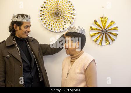 Tradizionale celebrazione dell'Epifania a la Maison Bakhita, Parigi, Francia. Migrante tunisino e suora brasiliana Foto Stock