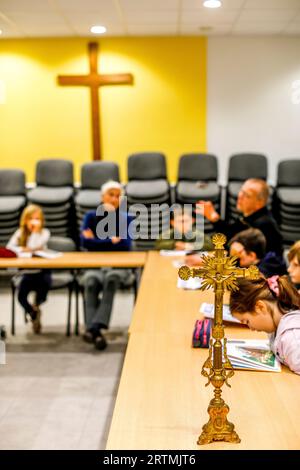 Classe religiosa nella chiesa cattolica di Saint Philippe du Roule, Parigi, Francia Foto Stock