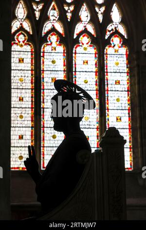 Statua di San Pietro nella cattedrale di San PeterÕs, Beauvais, Francia Foto Stock