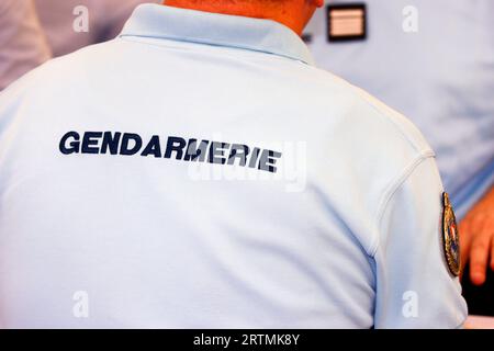 Segno di Gendarmeria da vicino scritto sul retro di una camicia indossata da un gendarme francese in strada. Francia. Foto Stock