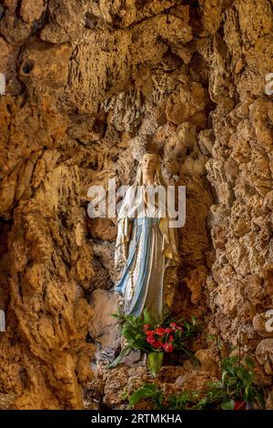 Statua della Vergine Maria in preghiera nella chiesa gesuita di Dubrovnik, Croazia Foto Stock