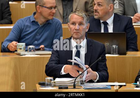 Erfurt, Germania. 14 settembre 2023. Björn Höcke (AfD), leader del gruppo parlamentare, siede nella sala plenaria del parlamento statale della Turingia. In questa giornata, i deputati vogliono discutere il bilancio per il 2024 in prima lettura. L'opposizione vuole anche spingere attraverso un taglio fiscale contro la coalizione di minoranza rosso-verde. Credito: Martin Schutt/dpa/Alamy Live News Foto Stock