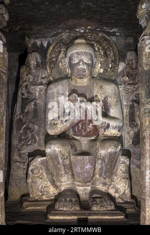 Grotte di Ajanta, patrimonio dell'umanità dell'UNESCO nel Maharashtra, India. Grotta 16. Statua di Buddha seduto nell'insegnamento dell'asana. Foto Stock