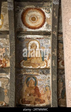 Grotte di Ajanta, patrimonio dell'umanità dell'UNESCO nel Maharashtra, India. Grotta 10. Dipinti di Buddha e Bodhisattvas sugli archi Foto Stock