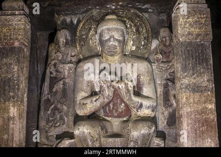 Grotte di Ajanta, patrimonio dell'umanità dell'UNESCO nel Maharashtra, India. Grotta 16. Statua di Buddha seduto nell'insegnamento dell'asana. Foto Stock