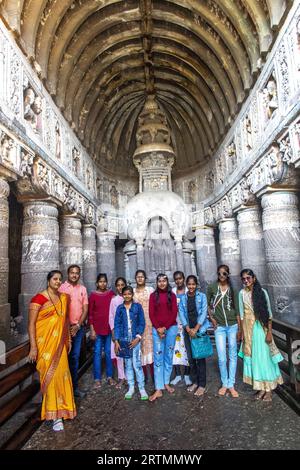 Grotte di Ajanta, patrimonio dell'umanità dell'UNESCO nel Maharashtra, India. Visitatori indiani nella grotta 19 Foto Stock