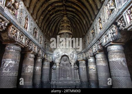 Grotte di Ajanta, patrimonio dell'umanità dell'UNESCO nel Maharashtra, India. All'interno della sala di culto della grotta 19 Foto Stock