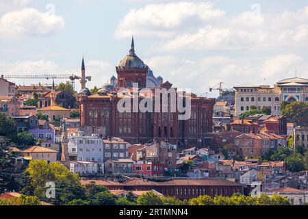 Istanbul, Turchia, 11 settembre 2023: Fener Greek Boys High School Phanar Greek Orthodox College) e Sveti Stefan Bulgarian Church Foto Stock