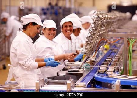 Pinhais è una delle più antiche industrie ittiche in scatola di Matosinhos. Donne al lavoro. Matosinhos. Portogallo. Foto Stock