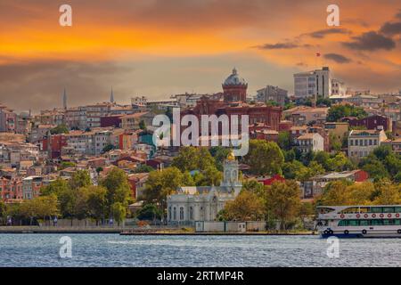 Istanbul, Turchia, 11 settembre 2023: Fener Greek Boys High School Phanar Greek Orthodox College) e Sveti Stefan Bulgarian Church Foto Stock