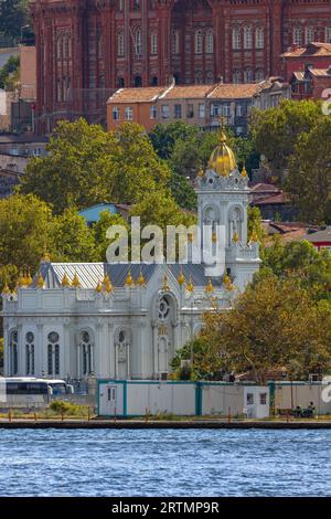 Istanbul, Turchia, 11 settembre 2023: Fener Greek Boys High School Phanar Greek Orthodox College) e Sveti Stefan Bulgarian Church Foto Stock