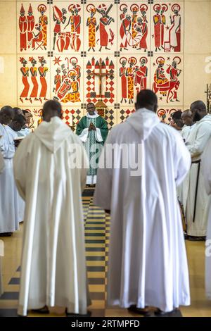 Preghiera mattutina nell'abbazia benedettina di Keur Moussa, Keur Moussa, Senegal. Foto Stock