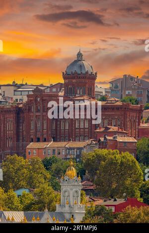 Istanbul, Turchia, 11 settembre 2023: Fener Greek Boys High School Phanar Greek Orthodox College) e Sveti Stefan Bulgarian Church Foto Stock