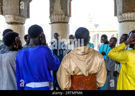 I devoti cantano versi coranici nella grande moschea di Touba, in Senegal Foto Stock