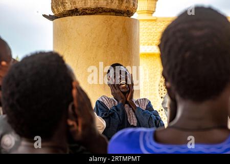 I devoti cantano versi coranici nella grande moschea di Touba, in Senegal Foto Stock