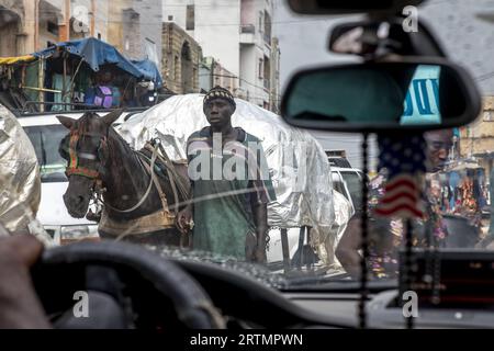 Scena di strada vista da un'auto a Touba, in Senegal Foto Stock