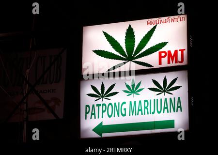 Una vista dettagliata dell'outlet di cannabis Patpong Pharma. Il famigerato quartiere dei divertimenti a luci rosse di Bangkok, Patpong. Bangkok. Thailandia. Foto Stock