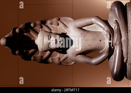 Museo Nazionale di Bangkok. Buddha in meditazione sotto sette teste Naga. Thailandia. Foto Stock