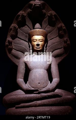 Museo Nazionale di Bangkok. Buddha in meditazione sotto sette teste Naga. Stile Baphuon Angkor Wat. Thailandia. Foto Stock