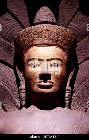 Museo Nazionale di Bangkok. Buddha in meditazione sotto sette teste Naga. Stile Baphuon Angkor Wat. Thailandia. Foto Stock