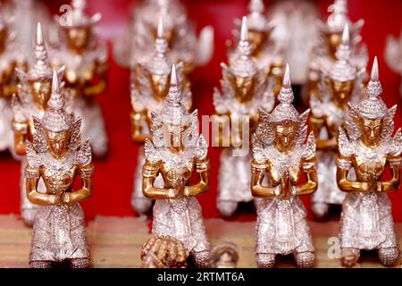 Tempio di Wat Pho. Figurine buddiste in vendita. Bangkok. Thailandia. Foto Stock