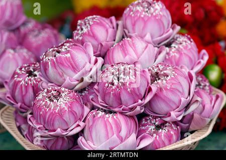 Negozio di fiori indiani al Tempio di Sri Maha Mariamman. Ghirlande di fiori usate come offerte del tempio per la cerimonia indù. Bangkok. Thailandia. Foto Stock