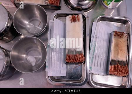 Centro medico tradizionale gestito da suore cattoliche domenicane. Agopuntura. Bien Hoa. Vietnam. Foto Stock