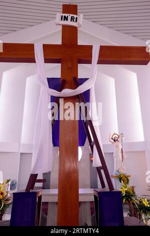 Prestato e settimana Santa. Immagine sacra ricoperta di tessuto viola. Simbolo religioso della passione di Cristo. Vietnam. Foto Stock