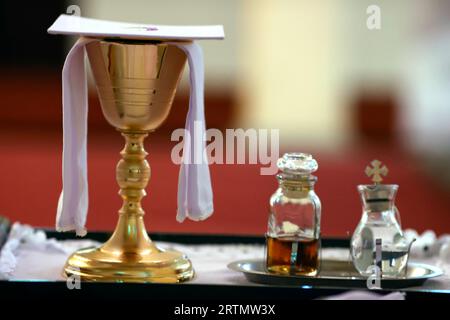 Cattedrale di San Nicola Dalat. THI Nghe catholic Church. Chiesa cattolica. Messa domenicale. Tavolo Eucaristico con Calice e ciborio. Dalat. Vietnam. Foto Stock