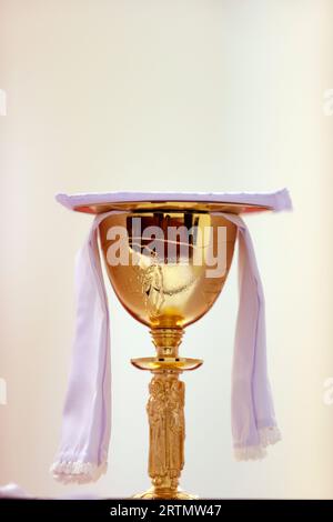 Cattedrale di San Nicola Dalat. THI Nghe catholic Church. Chiesa cattolica. Messa domenicale. Tavolo Eucaristico con Calice e ciborio. Dalat. Vietnam. Foto Stock