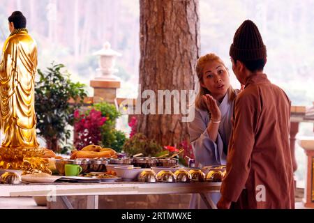 Tinh That Quan am Pagoda. Offerte buddiste. Dalat. Vietnam. Foto Stock